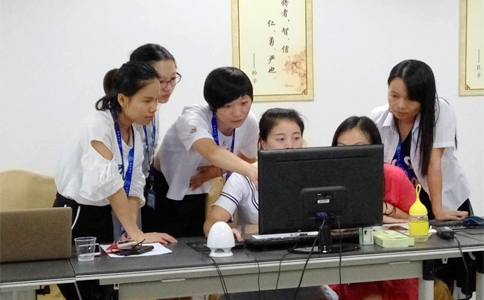  美女們互相交流學(xué)習(xí)，氣氛有點(diǎn)嚴(yán)肅啊