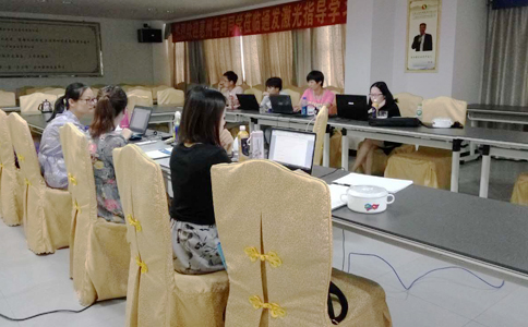  各家的客服美女真是巾幗不讓須眉啊，學(xué)習(xí)工作兩不誤